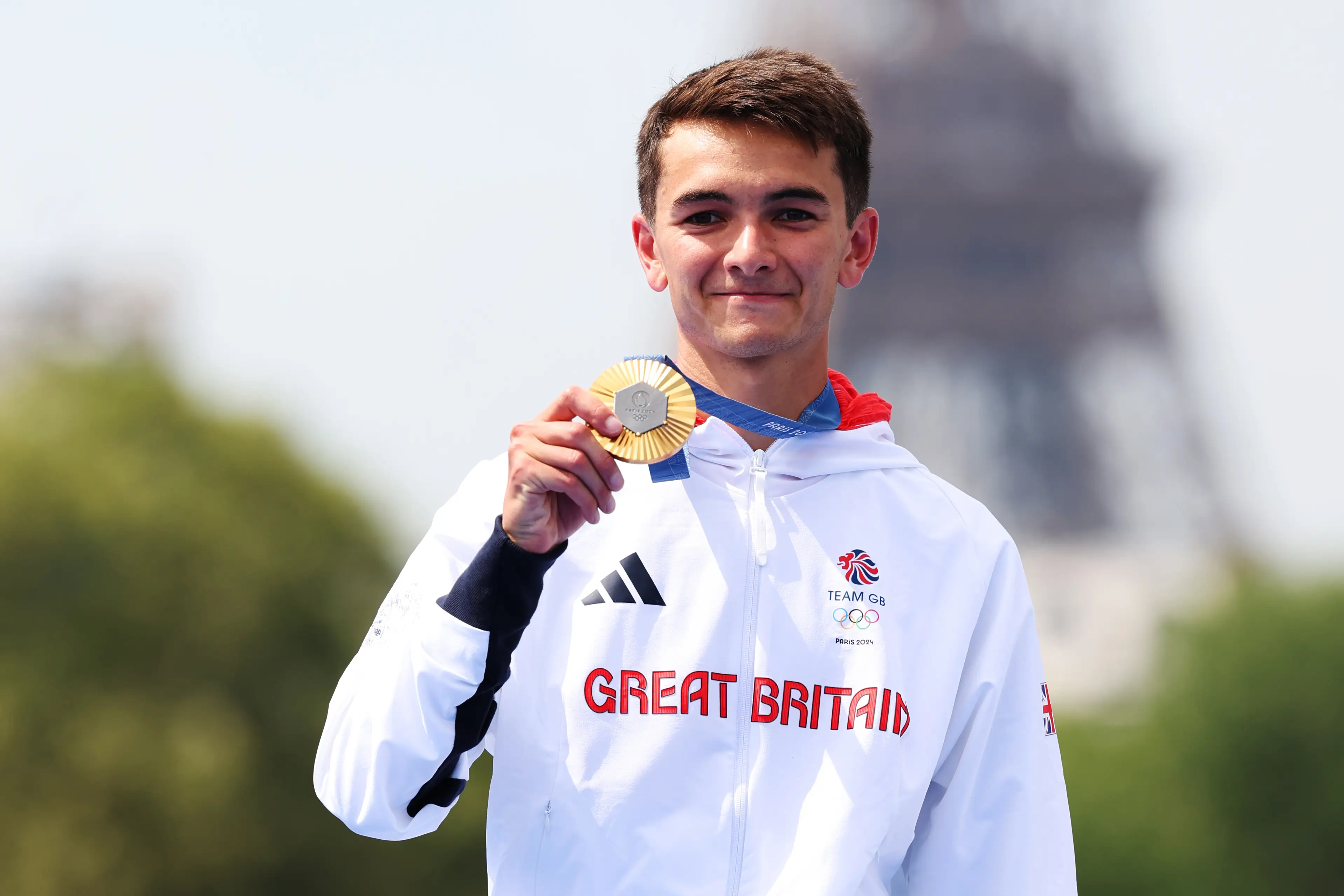 Gold medalist Alex Yee of Team Great Britain celebrates on the podium at Paris 2024. (Ezra Shaw/Getty Images)