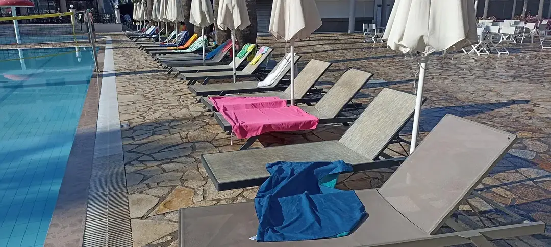 On Reddit one user shared an image showing a whole row of beds taken with towels and stated that it was only 7 A.M.  (Krytykx2/Reddit)