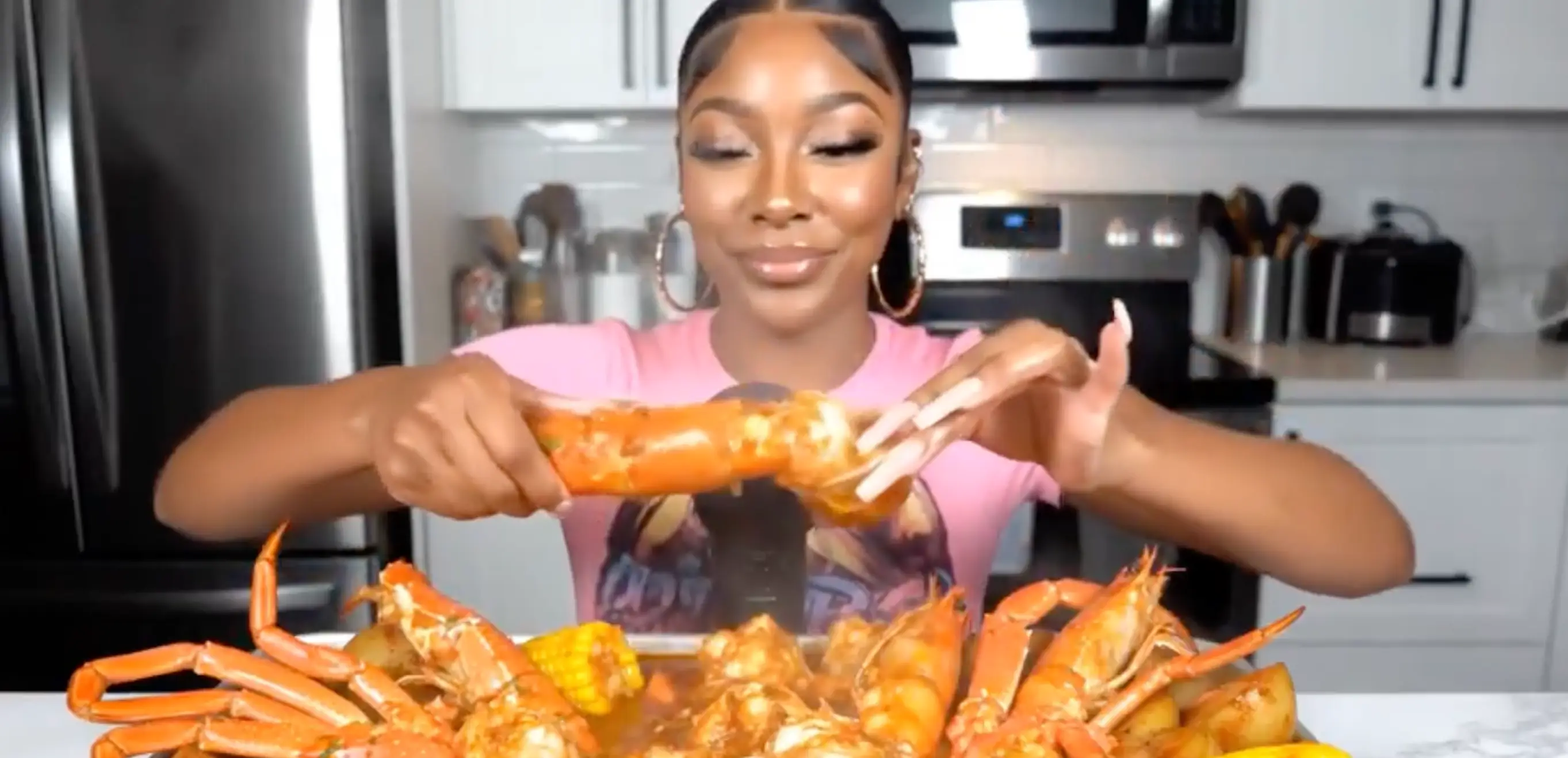 Not the typical mukbang video you'll find (Twitter)