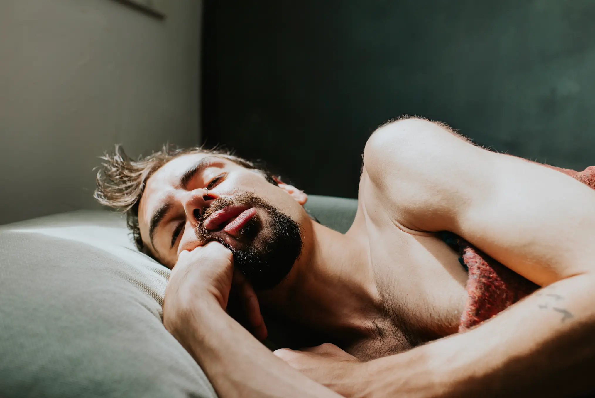 The sleep expert revealed simple methods that can help you sleep in hot weather before bedtime (Getty Stock Image)