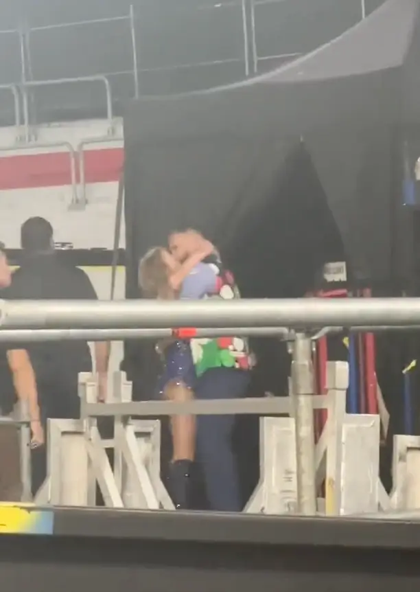 The pair locked lips after the show.