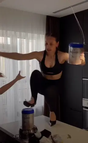 She has confirmed she's since suffered an injury to her back (Instagram/@mariana_vasiuc)