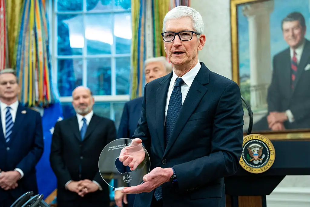 Tim Cook handed Trump a 'unique' plaque (Bonnie Cash/UPI/Bloomberg via Getty Images)