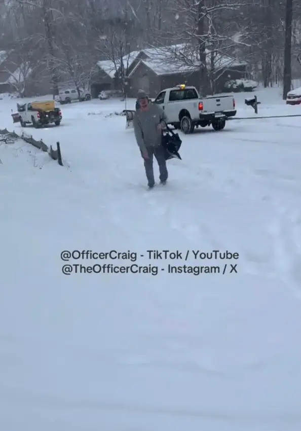 The cop intervened to find the pizza delivery driver had only been tipped $2 (TikTok/@officercraig)