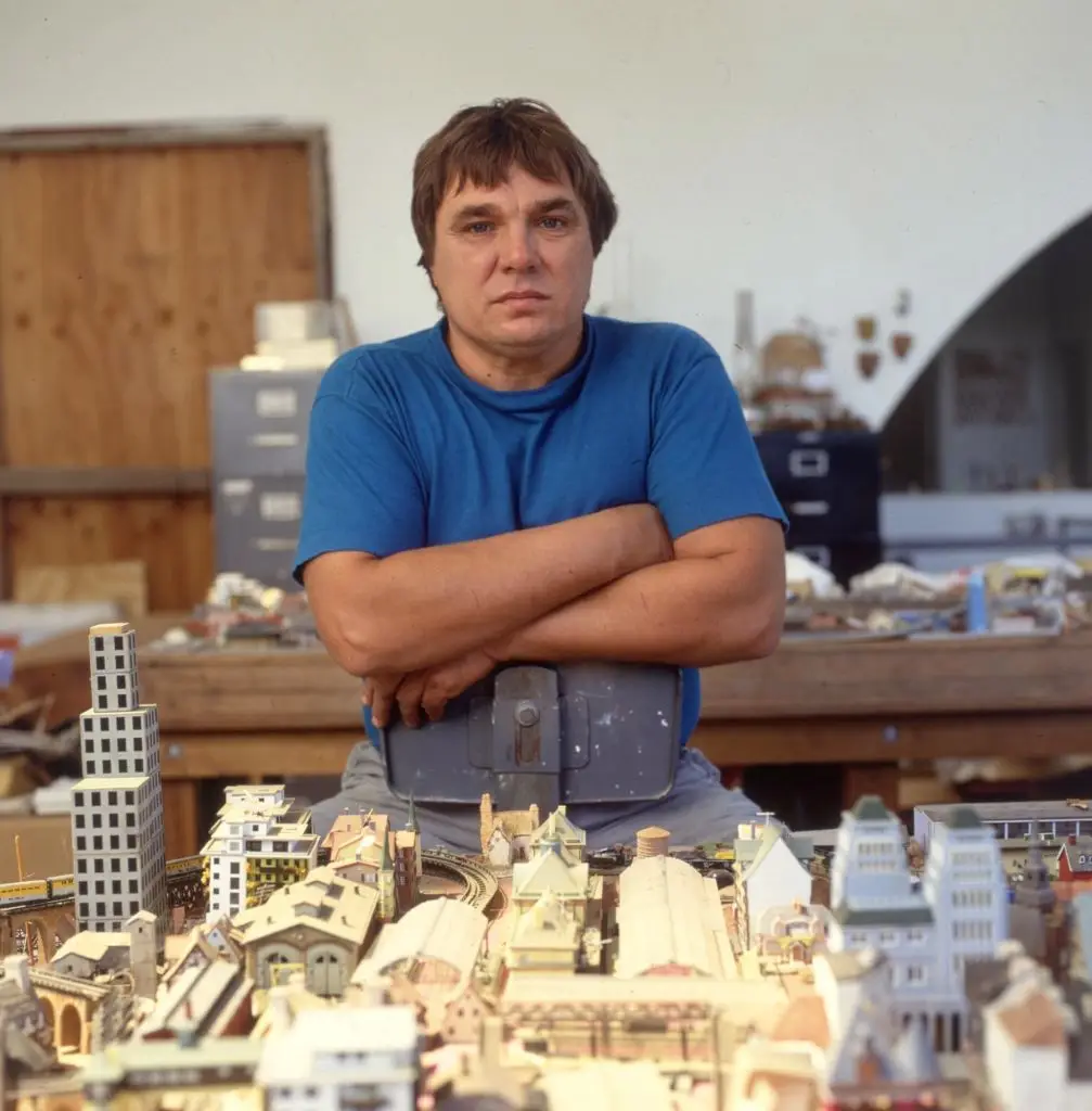 Artist Chris Burden photographed here in 1990 (Ann Summa/Getty Images)