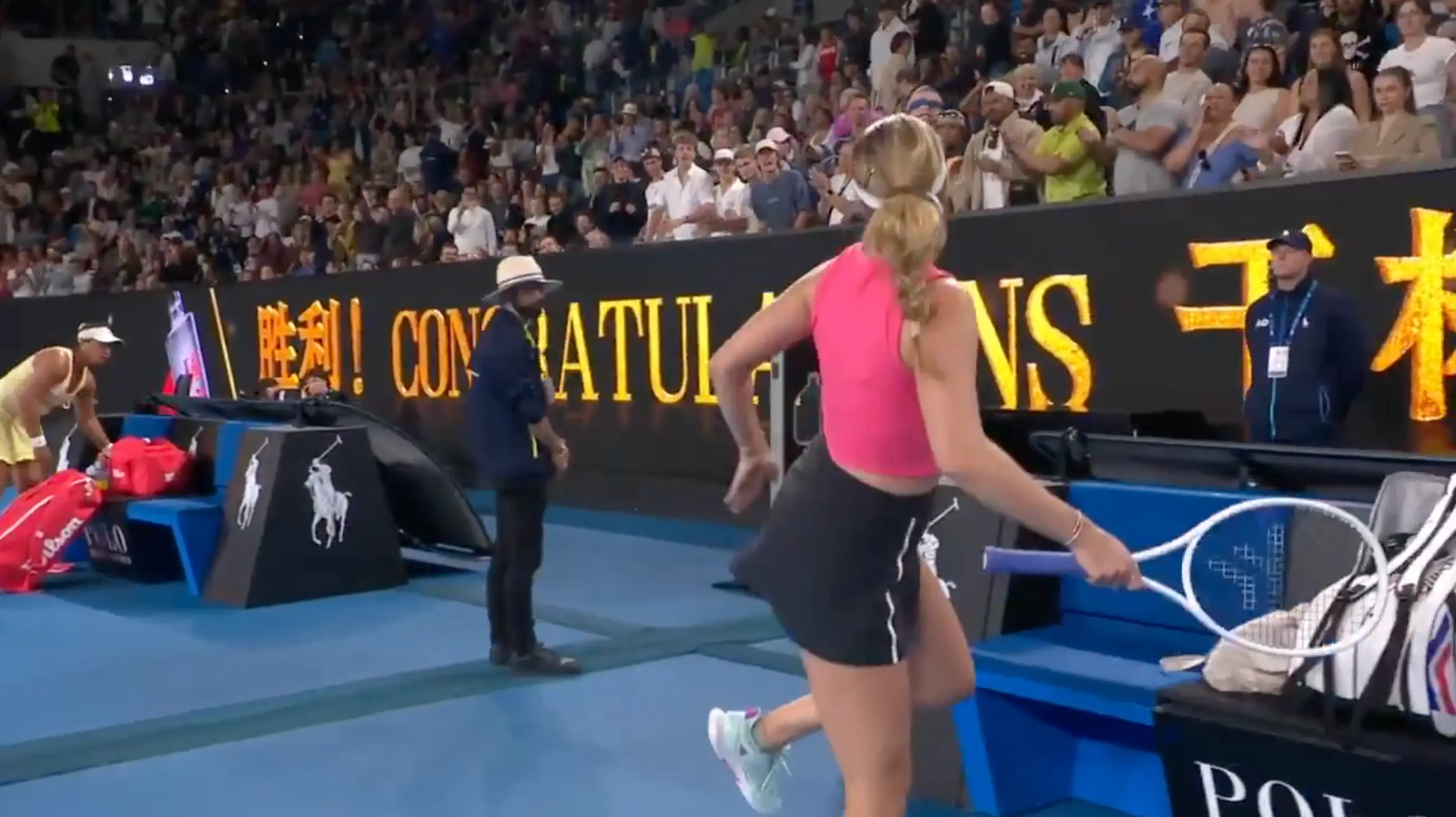 Danielle Collins hilariously gestured to the home Australian crowd to 'kiss her ass' (X/AustralianOpen)