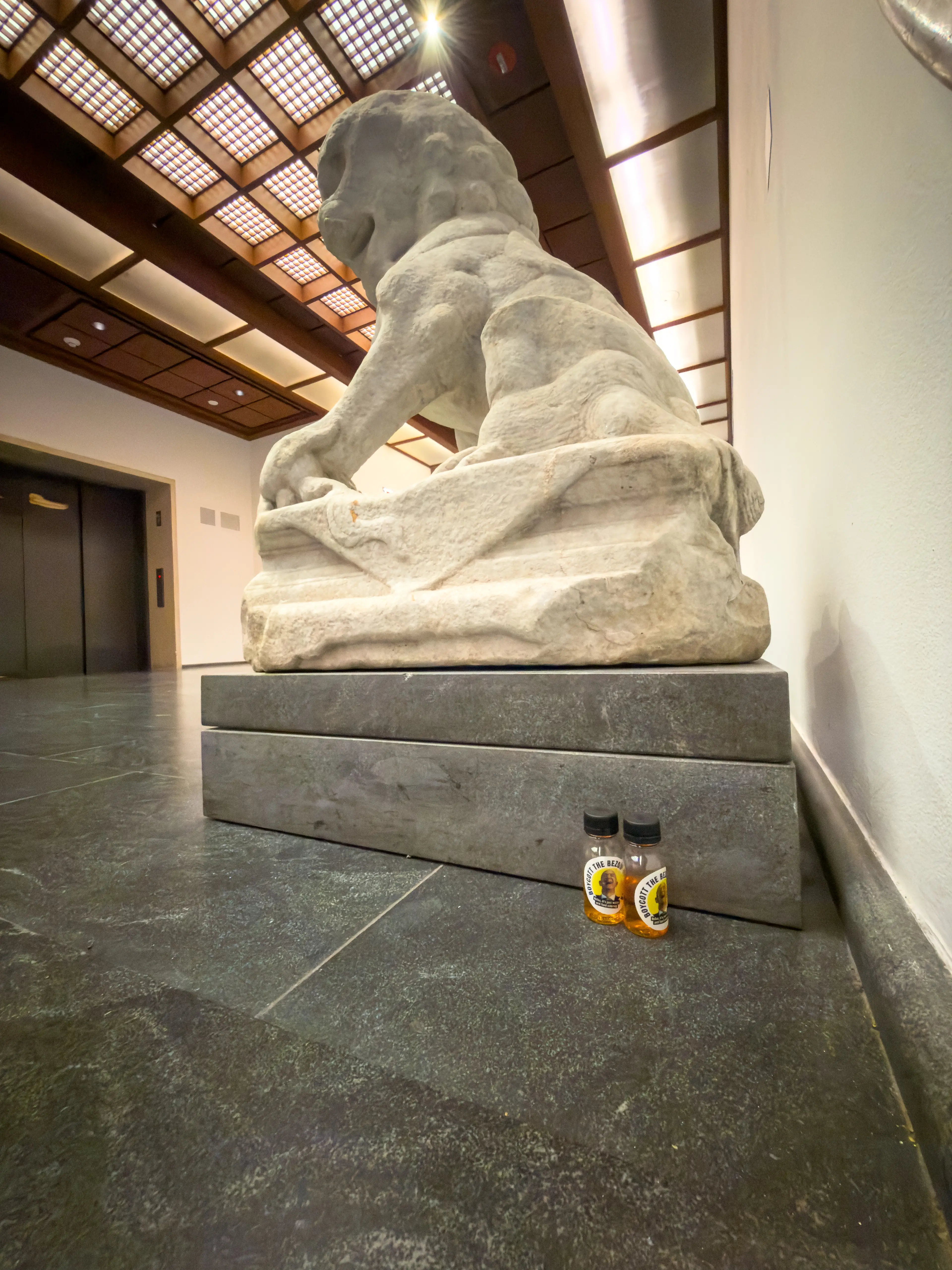 Bottles of wee have been left all over the Met Museum (Everyone Hates Elon)