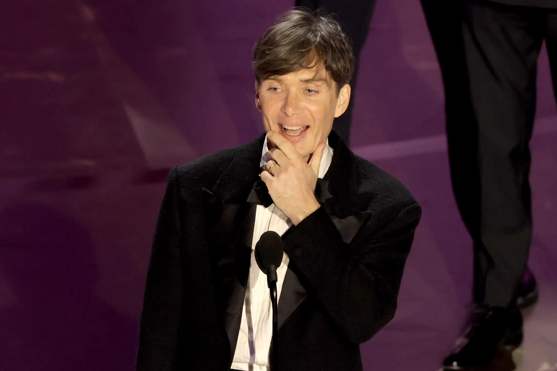 Cillian Murphy accepts Best Actor.