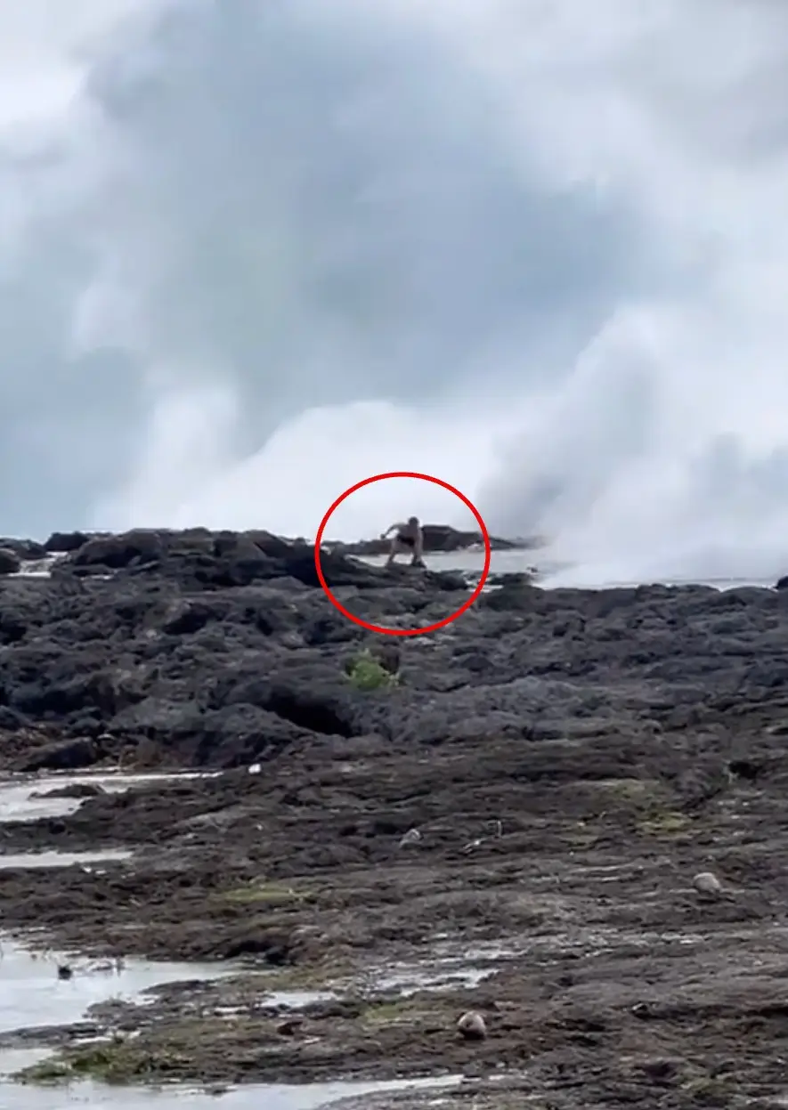 One guy was seen holding onto the rocks in the hopes of not being swept away (TikTok/@rincondesignssurfshop)