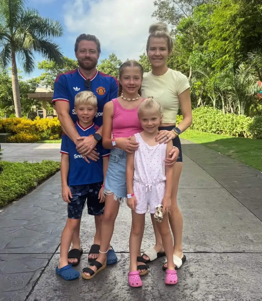 Elizabeth Smart seen with her husband and children (elizabeth_smart_official/Instagram)