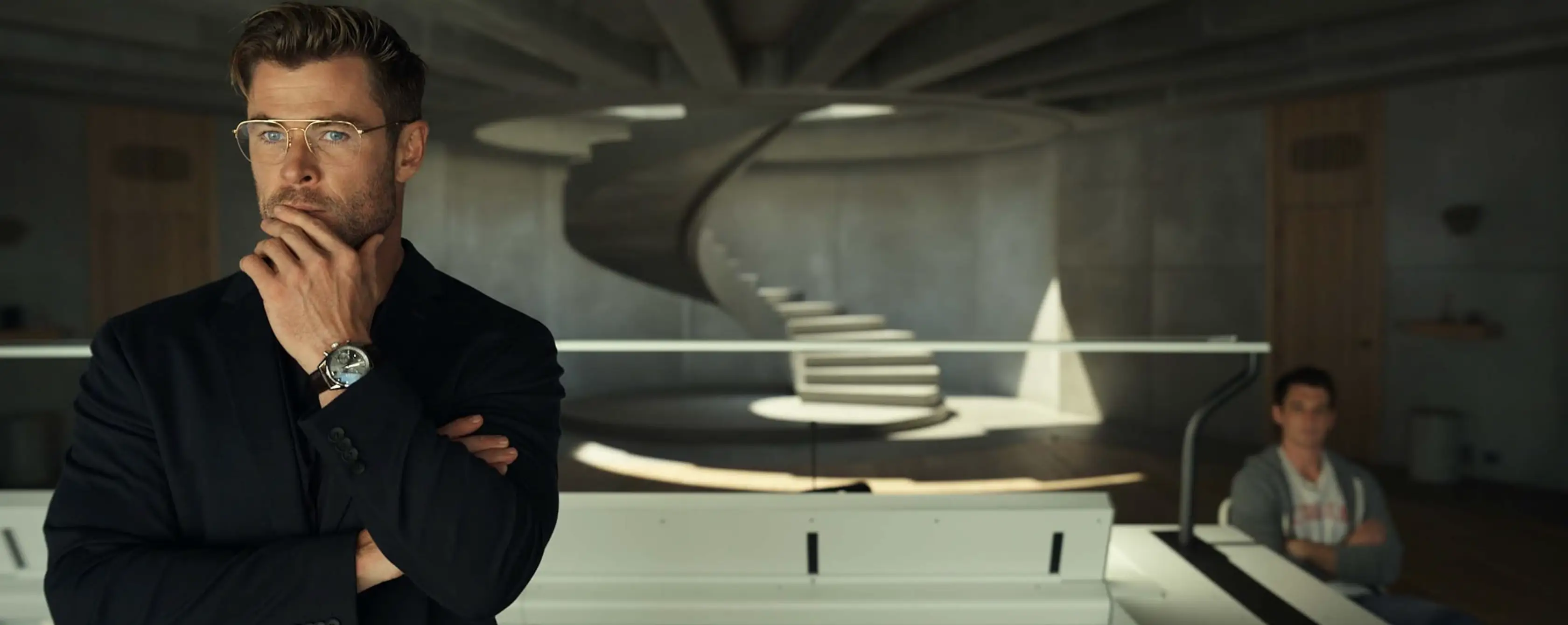 Chris Hemsworth stars alongside Miles Teller as a ruthless prison warden (Netflix)