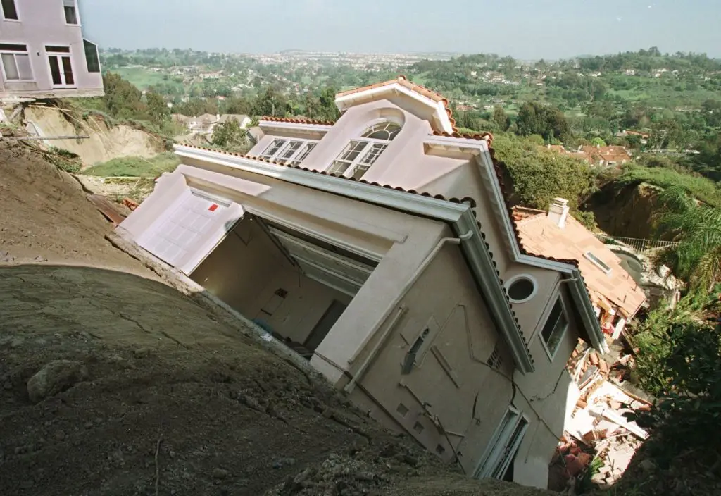 Erosion caused by heavy El Niño rainfall destroyed homes in 1998 (Vince Bucci/AFP via Getty Images)