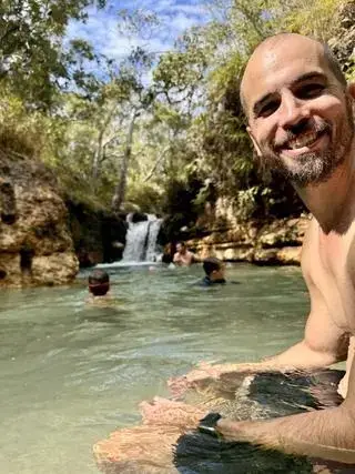 Dave let go of his wife's hand so she didn't also fall in. (Family Photo via news.com.au)