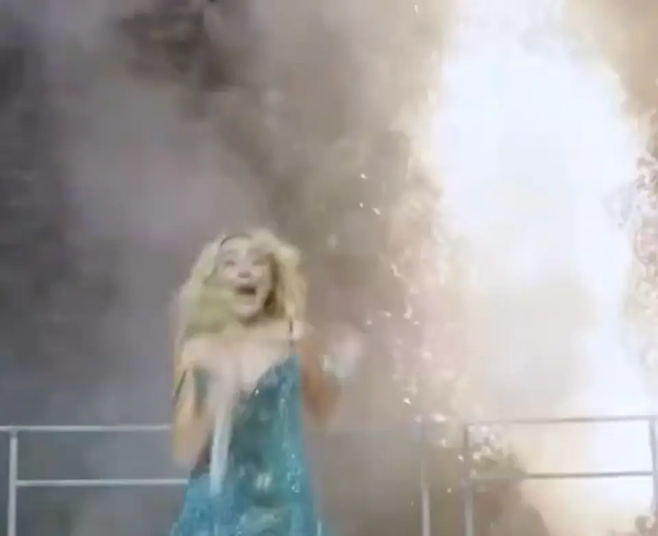 Carpenter appeared scared as she ran from the firework. (@arianasupland/X)