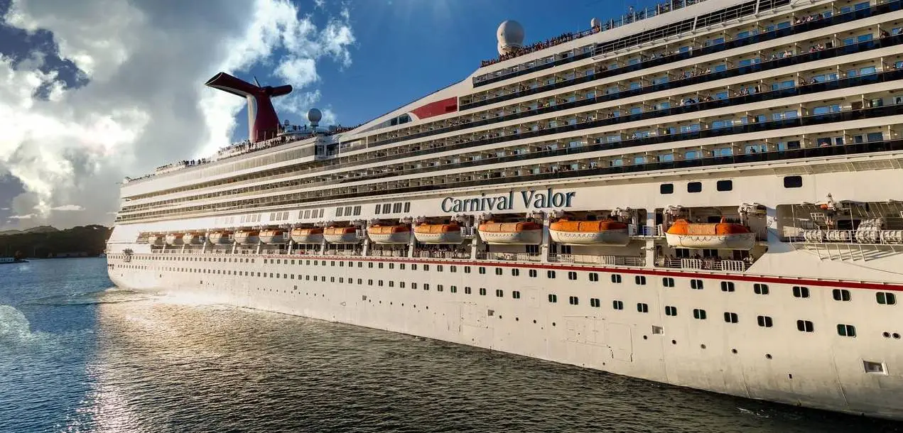 Carnival Valor (Alamy)