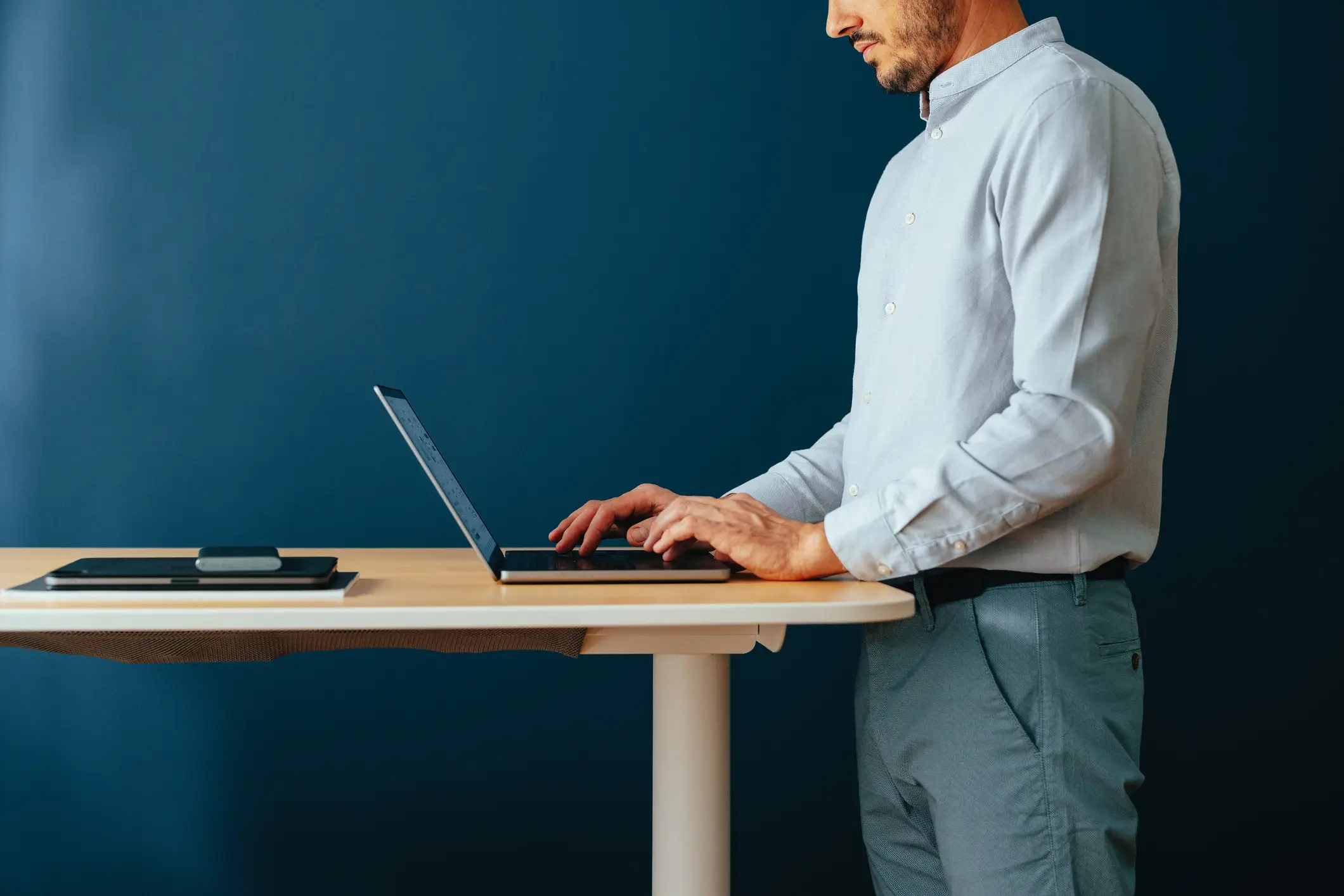 Standing has huge health benefits. (Getty Stock Photo)