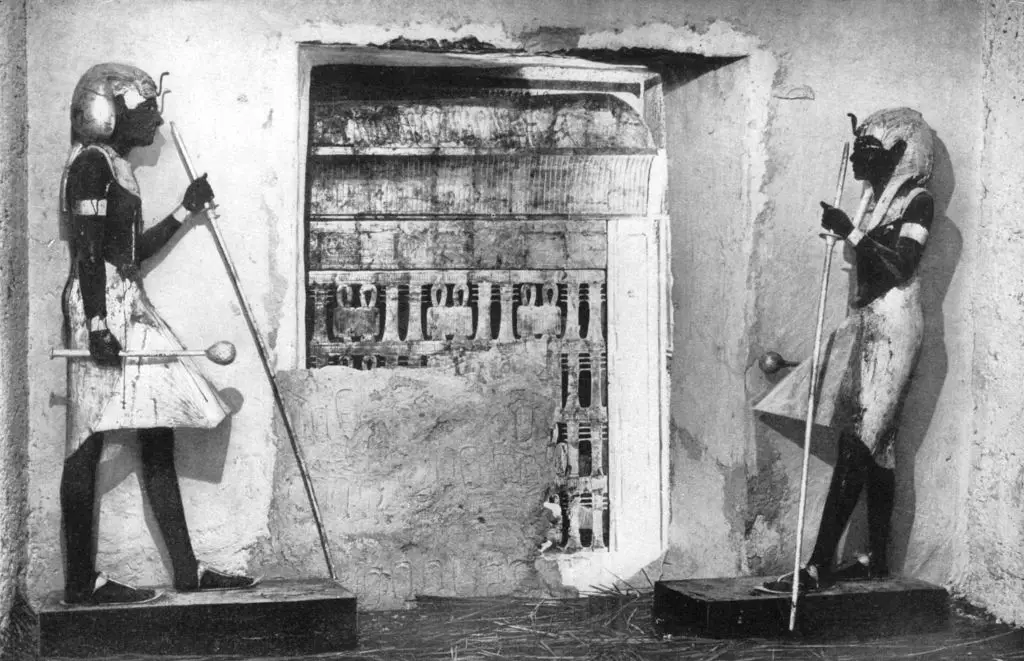 A glimpse of King Tut's tomb seen in 1922 (The Print Collector/Print Collector/Getty Images)