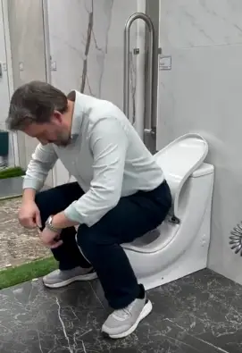 The design forces people to squat when using the loo (Reddit/u/Longjumping-Box5691)