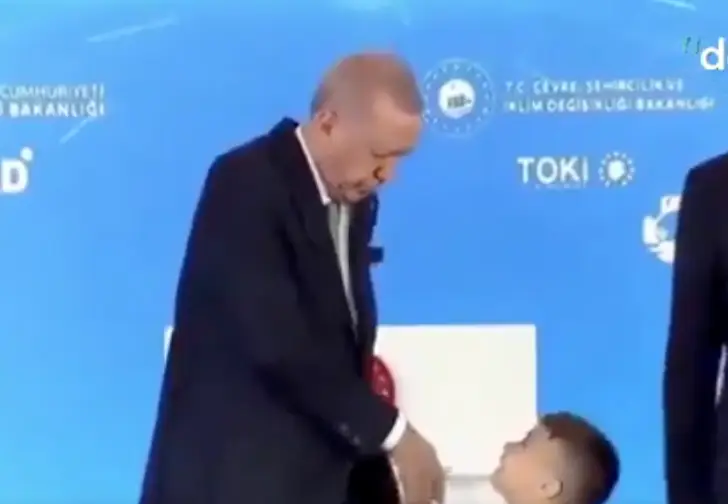 Social media users have been left divided over the clip (Dokuz 8 TV) 