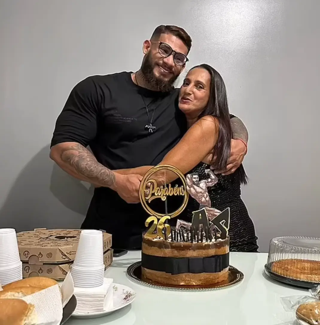 Souza wanted success in bodybuilding in order to give a better life for his mom and sister. (@antonio_souza.97/Instagram)