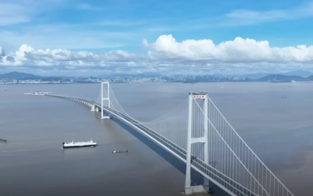 The suspension bridge reportedly has the world's highest wind resistance test speed (CGTN)