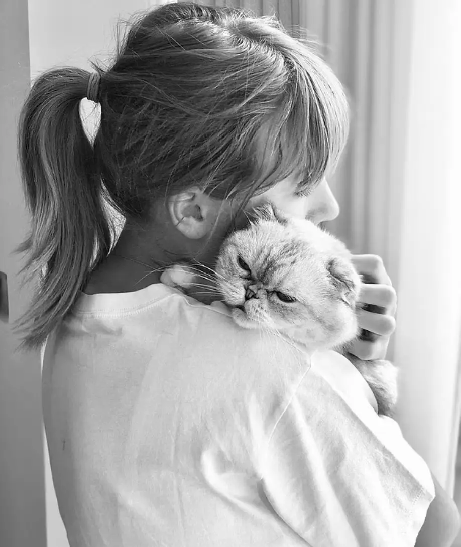 Taylor Swift and her cat Olivia Benson. (Instagram/@taylorswift)