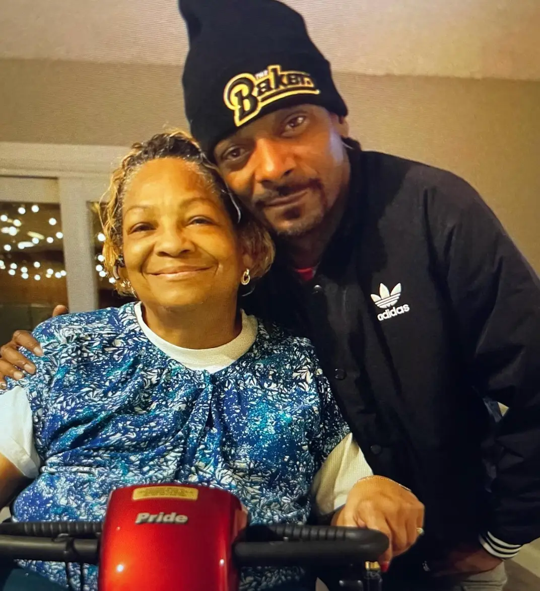 Snoop Dogg with his mom, Beverly Tate (Instagram/@snoopdogg)