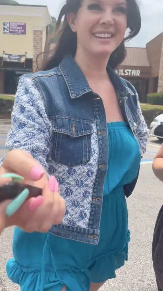 As you can imagine, customers were shocked to find the multi-award-winning singer/songwriter pouring coffees and taking orders.