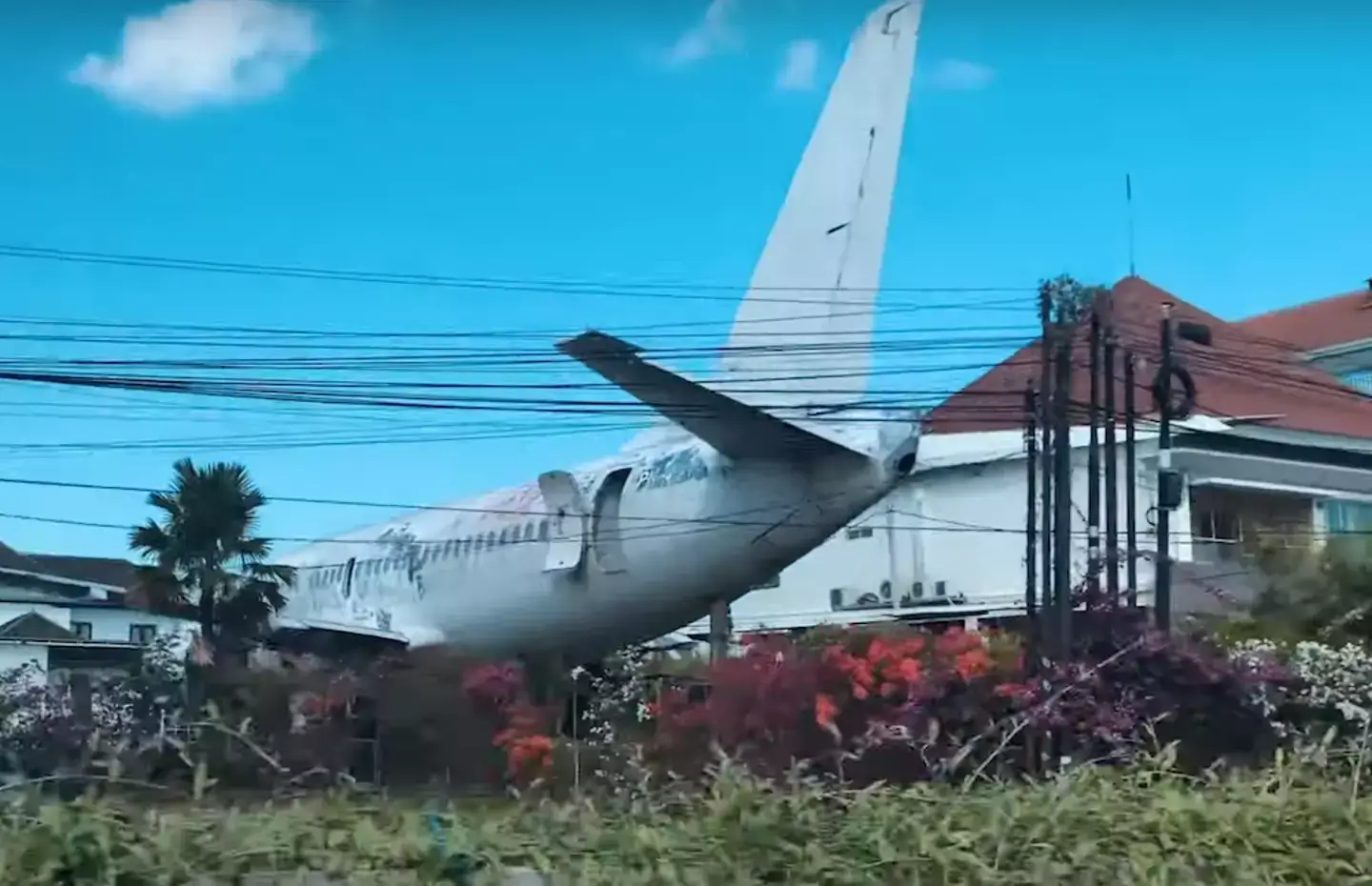 However, oddly enough, there is in fact another stranded Boeing 737 in Bali. (YouTube/Misus Yaya)