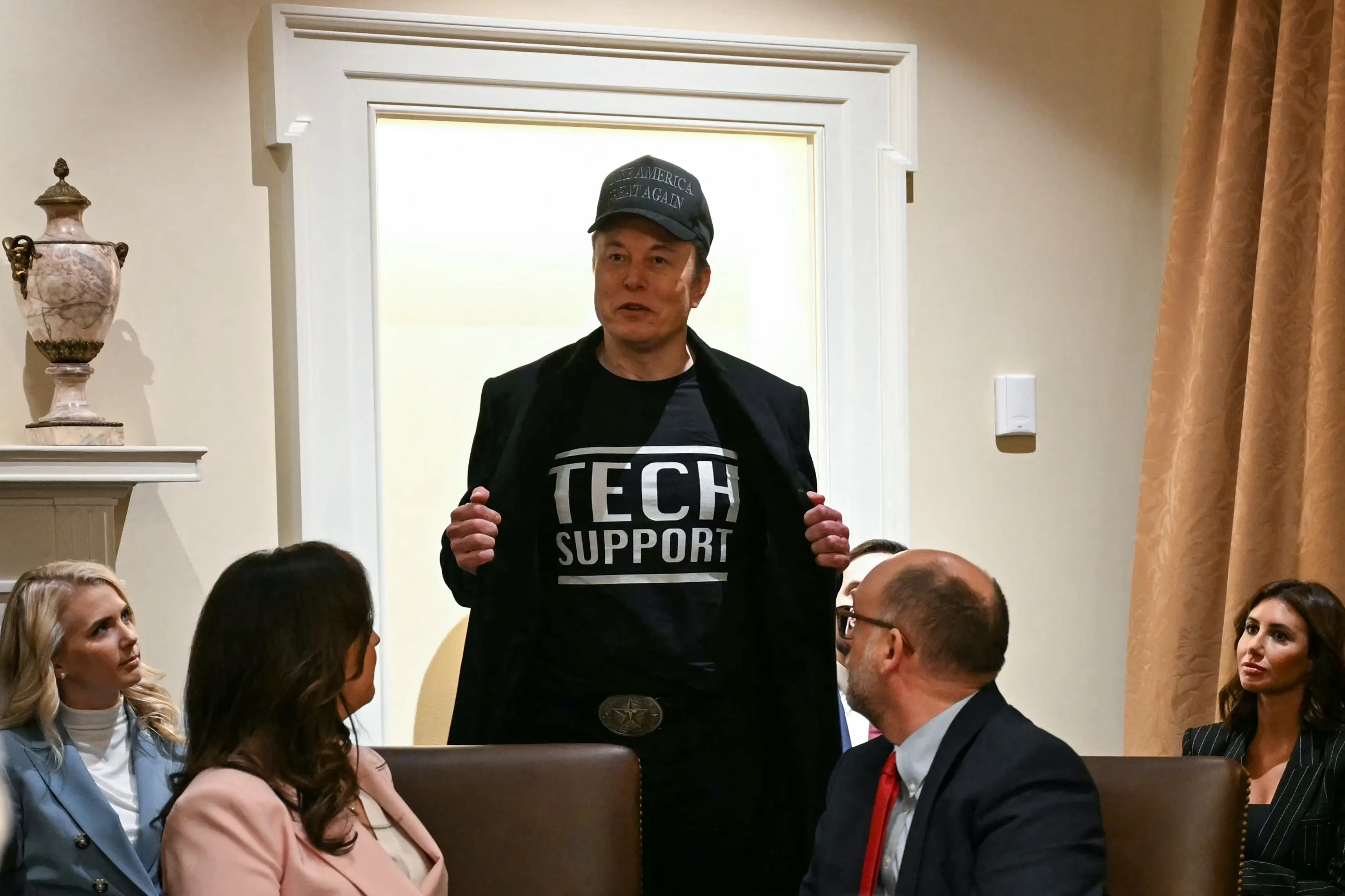 Elon Musk often dresses in casual attire to cabinet meetings (JIM WATSON/AFP via Getty Images)