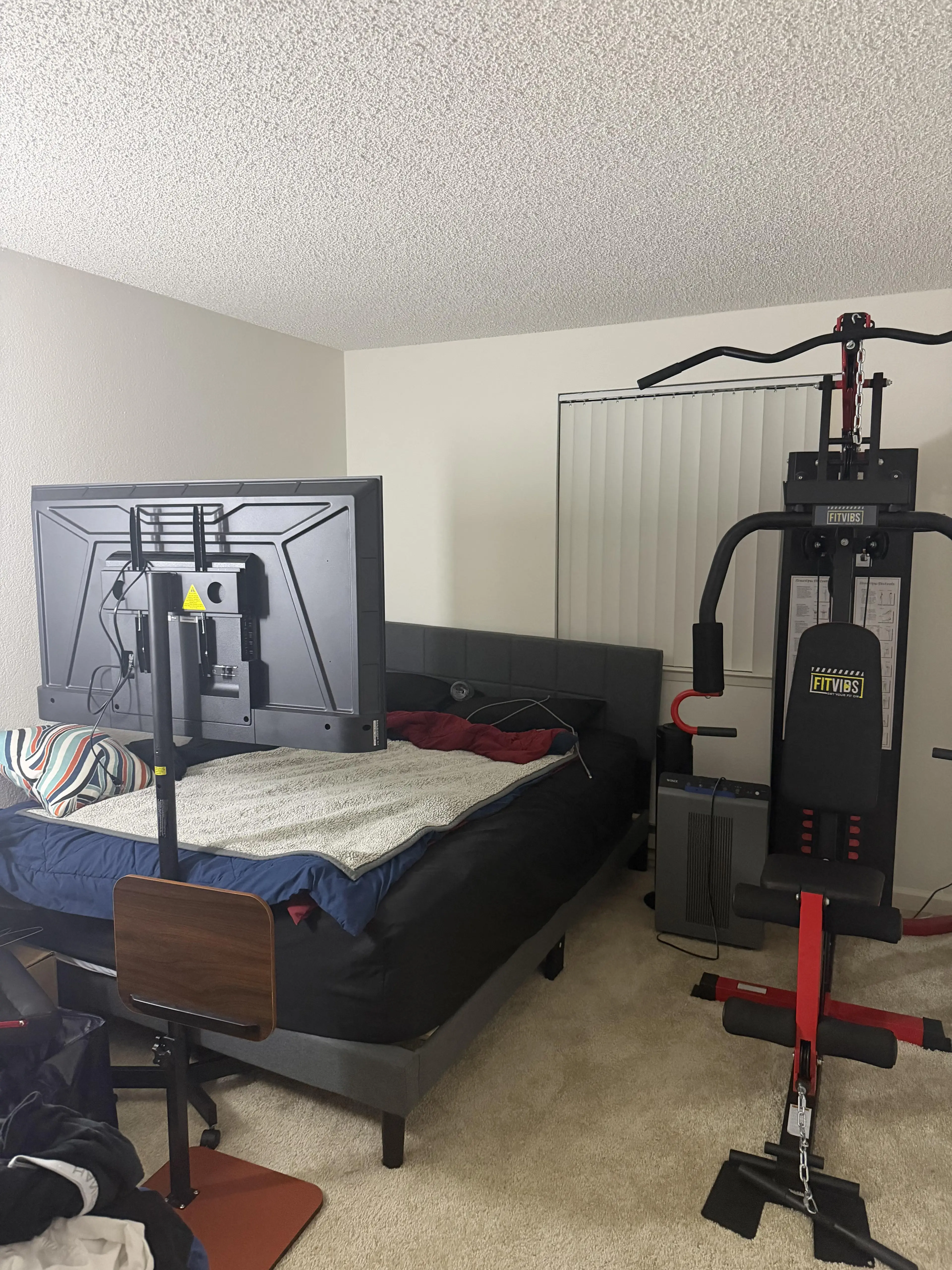 The room took an unusual approach to home decor (Mattbaker99/Reddit)