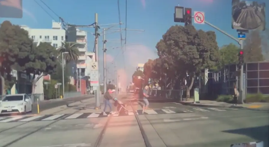 Lyu shared footage from his Tesla (Twitter/ @jessechenglyu) 