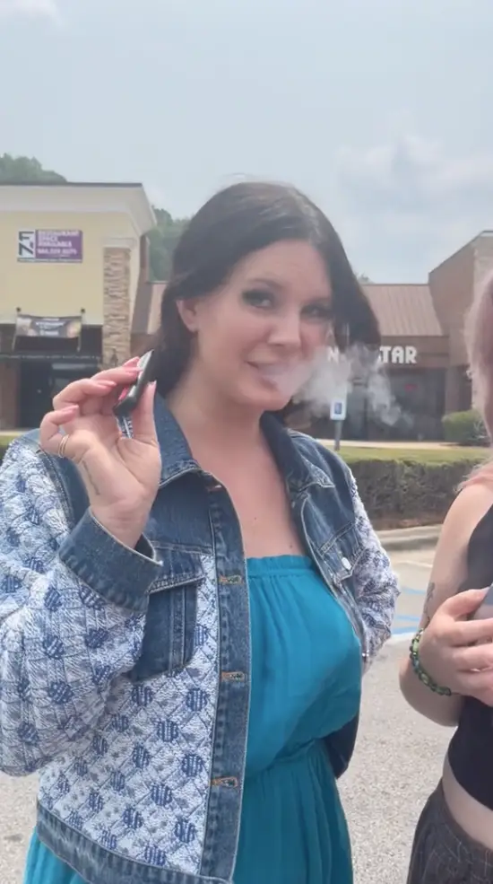 Del Rey briefly looked to be enjoying that vape.