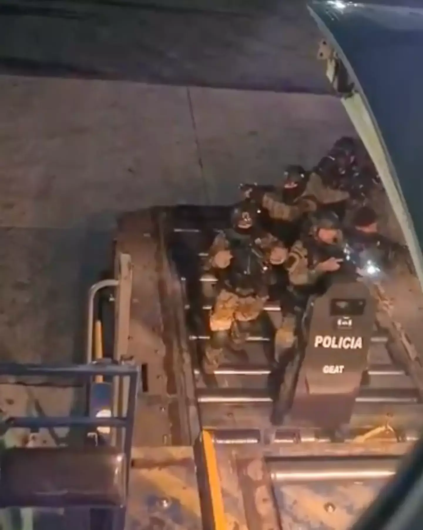 Police greeted the horrified passengers once the plane touched down (X/nanudandrea)