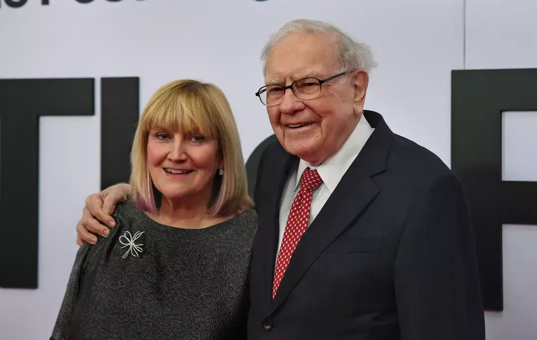Warren Buffett pictured with his daughter Susan in 2017 (Michael S. Williamson/The Washington Post via Getty Images)