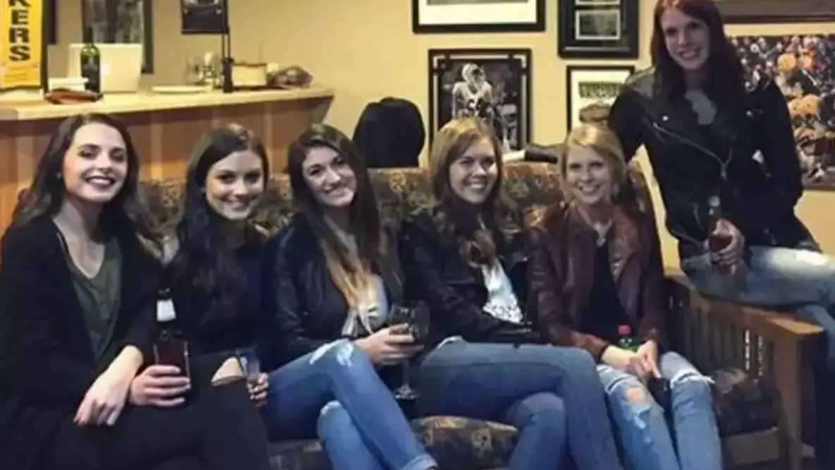 Strange optical illusion picture of women sitting on sofa has left people super confused