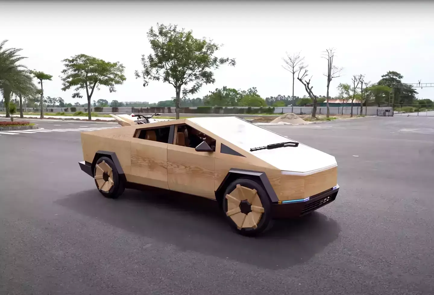 The wooden Cybertruck caught the attention of Elon Musk ((YouTube / ND-WoodArt)