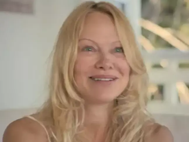 The Baywatch star has been turning away from makeup following the death of her friend and makeup artist Alexis Vogel.