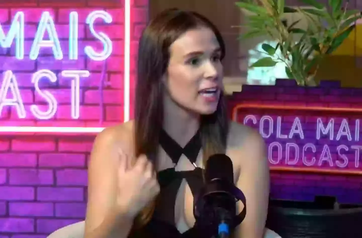 Jeniffer Castro was filmed and footage of her shared online (YouTube/Cola Mais Podcast)