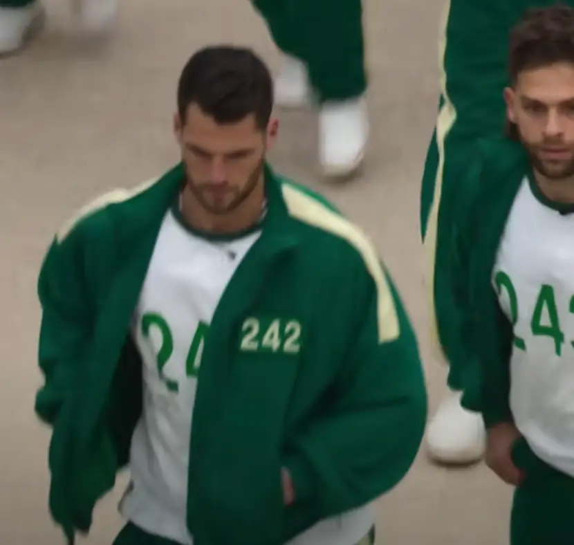 The player pointed out contestants had their hands in their pockets.