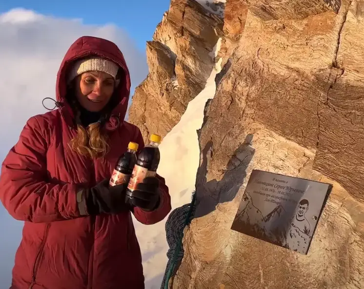 Nagovitsyna previously lost her husband on a mountaineering trip (YouTube/ Dmitry Sinitsyn)