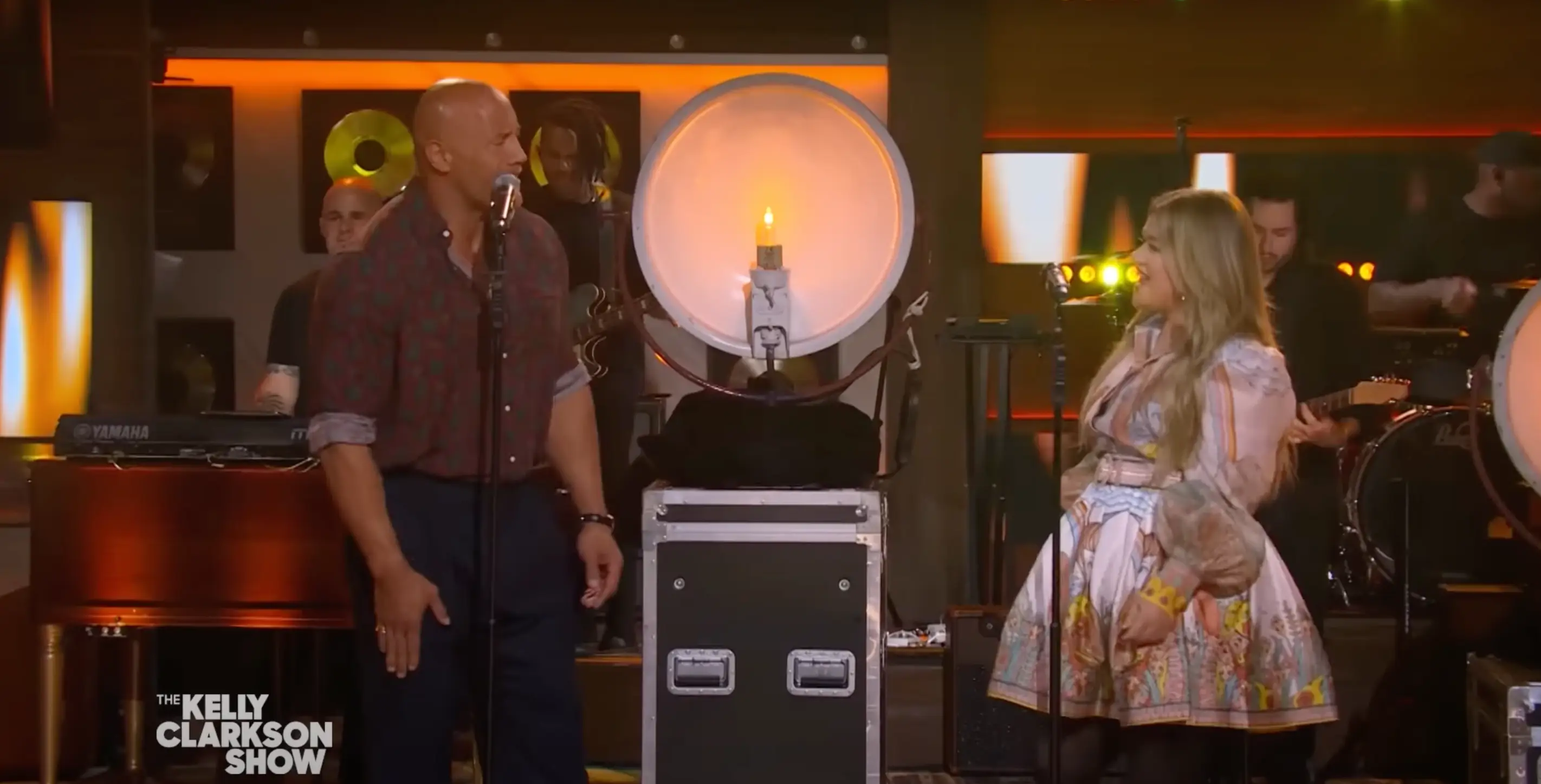 Dwayne Johnson and Kelly Clarkson sang a tribute to Loretta Lynn.