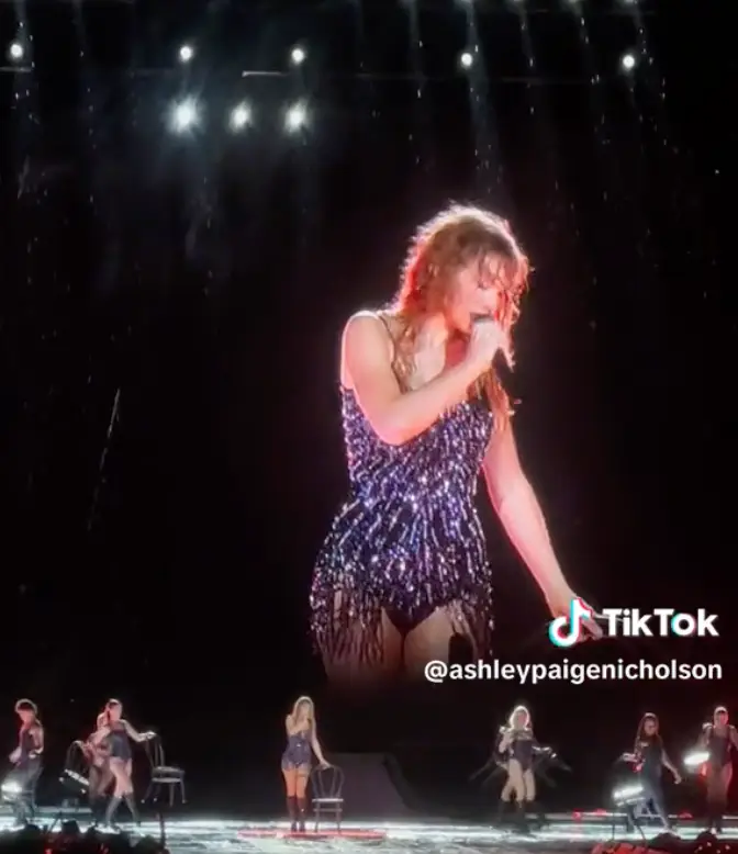 Swift braved the rainstorm to perform last night.