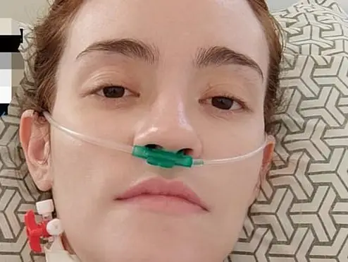 Carolina lives with a chronic condition that causes excruciating pain. (Vakinha)