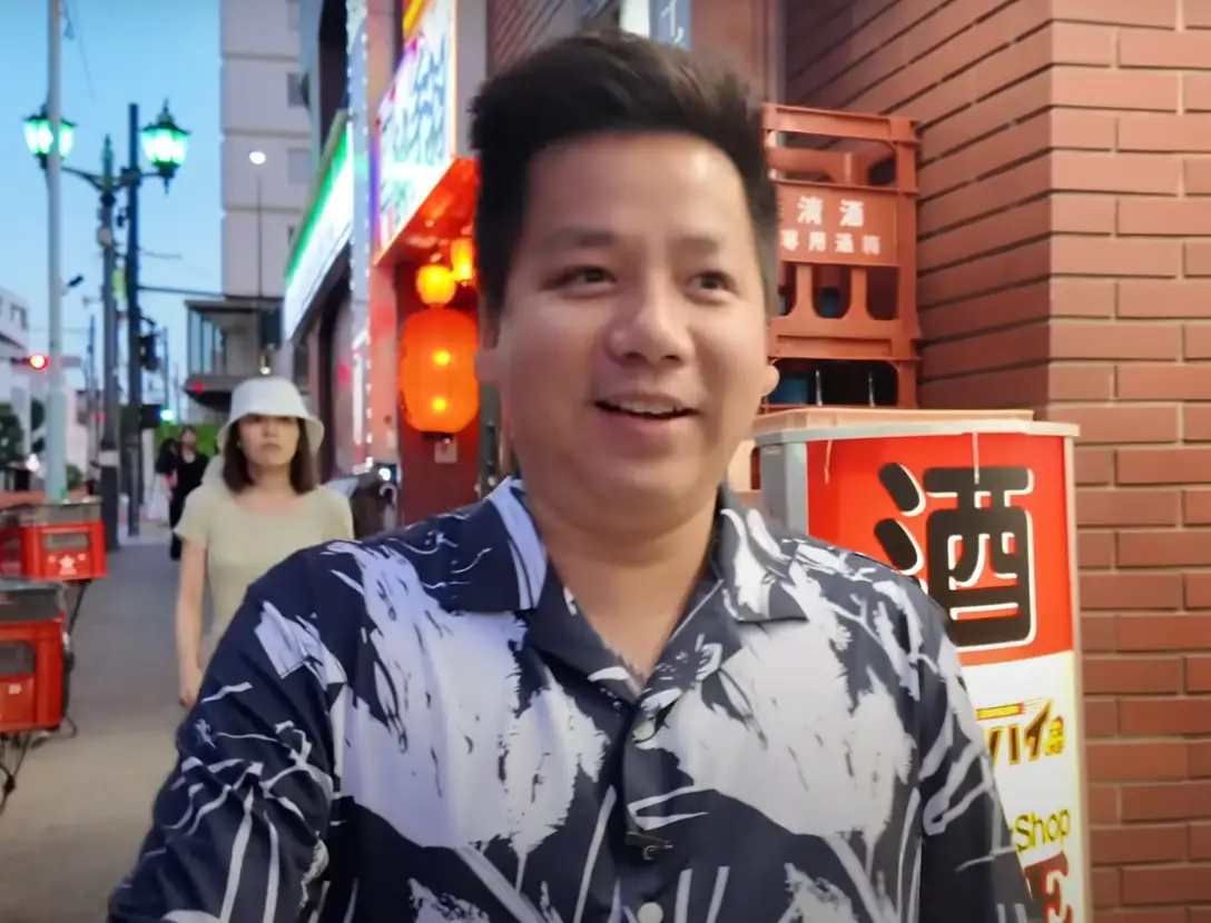 The travel vlogger went to a restaurant in Japan (Khoa Pug/YouTube)