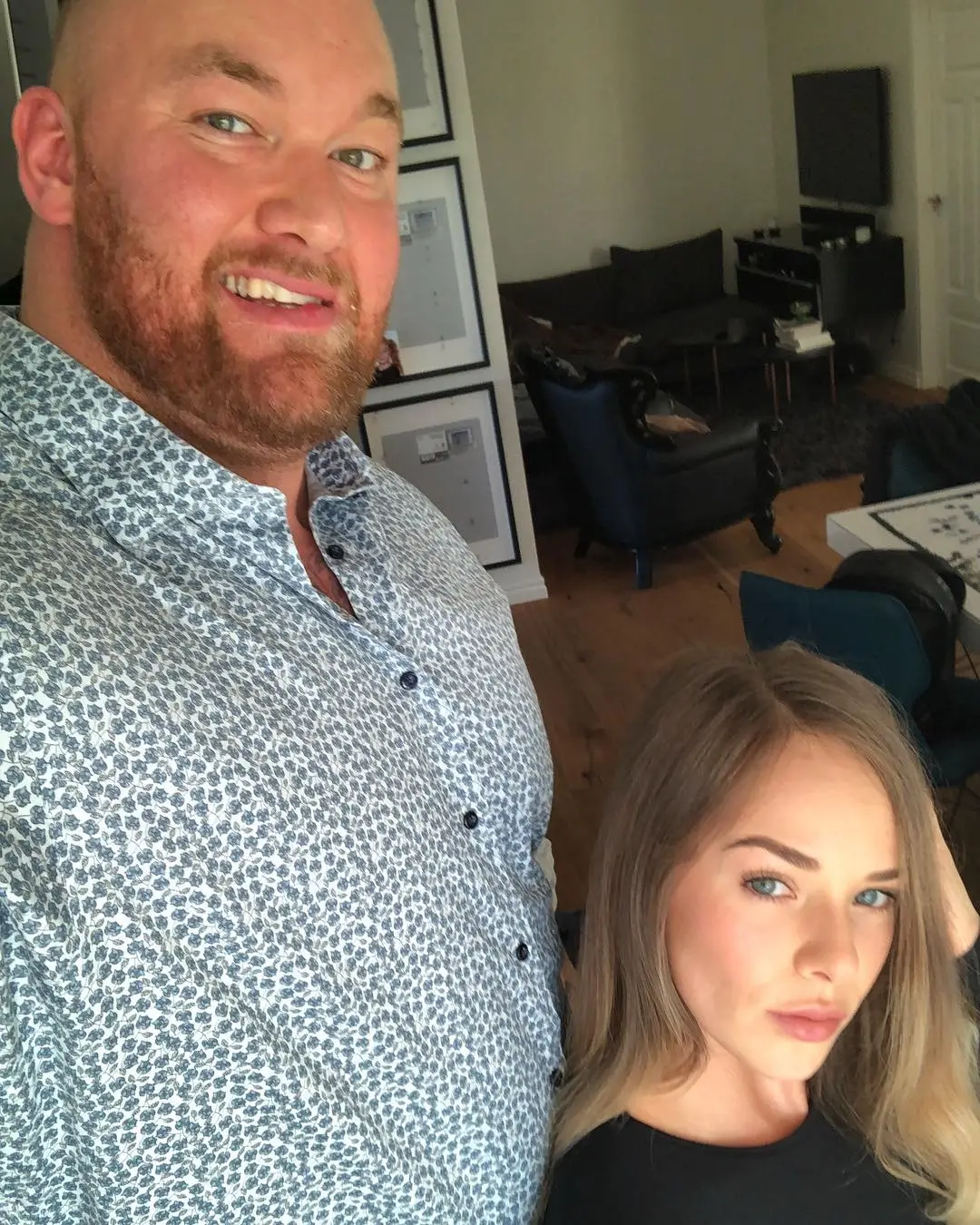 Kelsey and Hafþór struggle to take selfies together (Instagram/@kelc33)