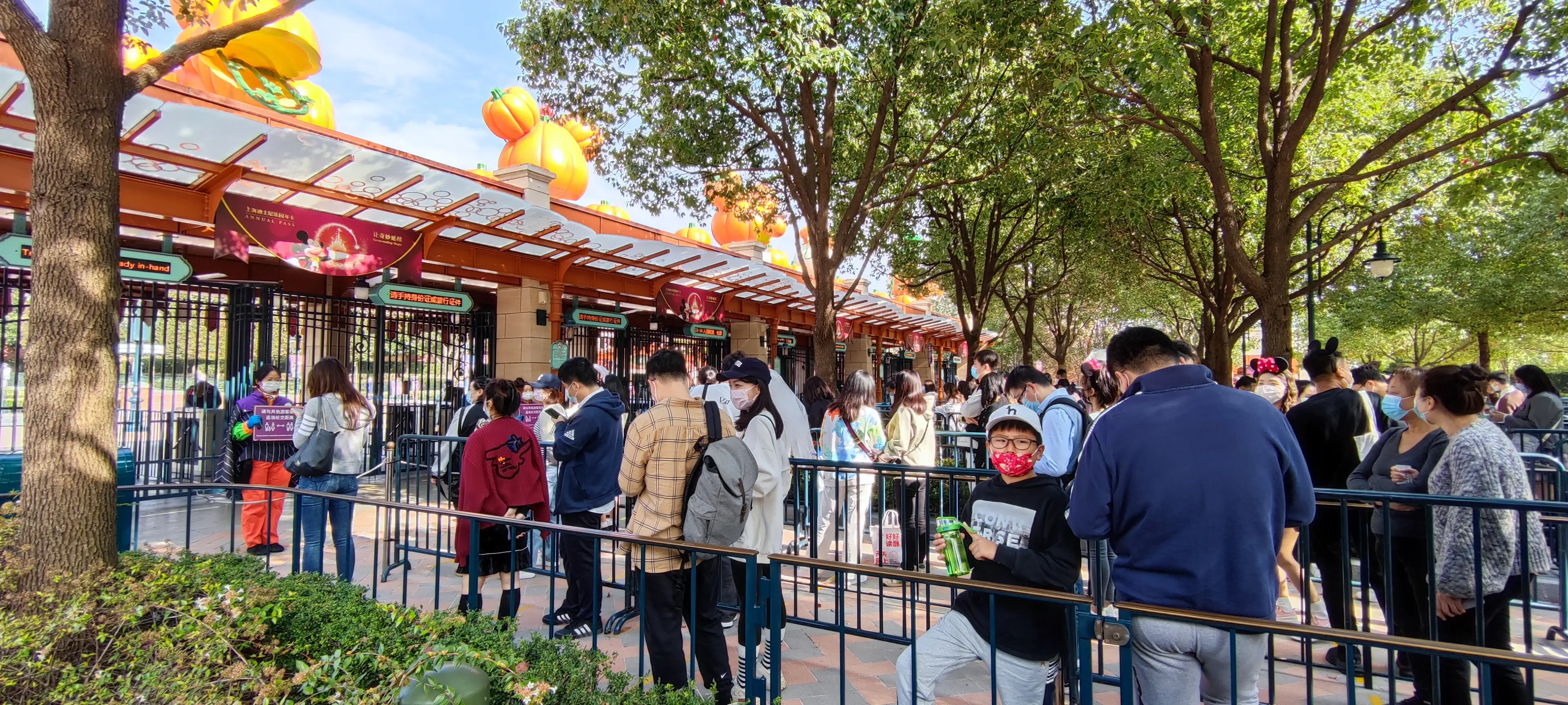 The service is there to support guests with developmental disabilities like autism navigate queues. (Xu Hede/VCG via Getty Images) 