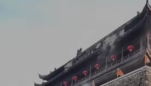 Tiles came cascading off the roof (YouTube/ CNN/ @SENYU/DOUYIN) 