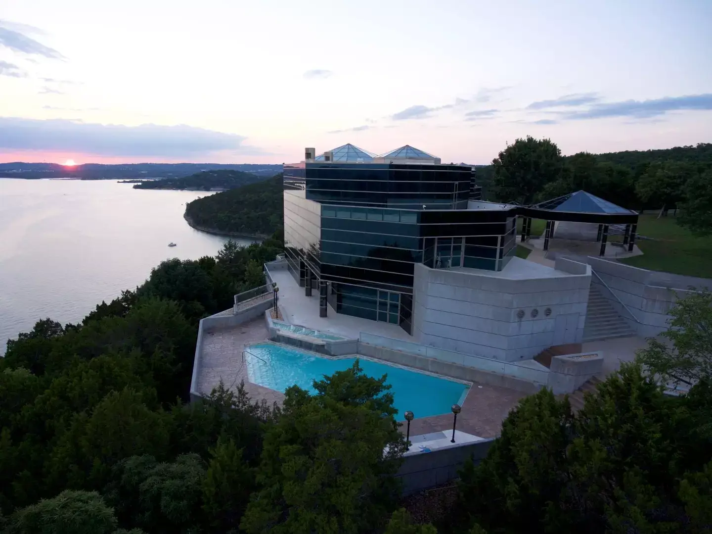 Evergreen Crystal Palace is a five-storey mansion in the Ozarks of southwestern Missouri (Evergreen Investments)