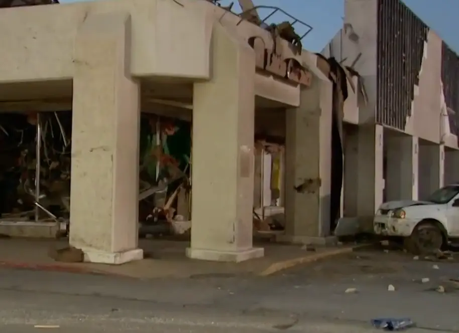Chris clung onto one of these columns (WFAA/ YouTube)